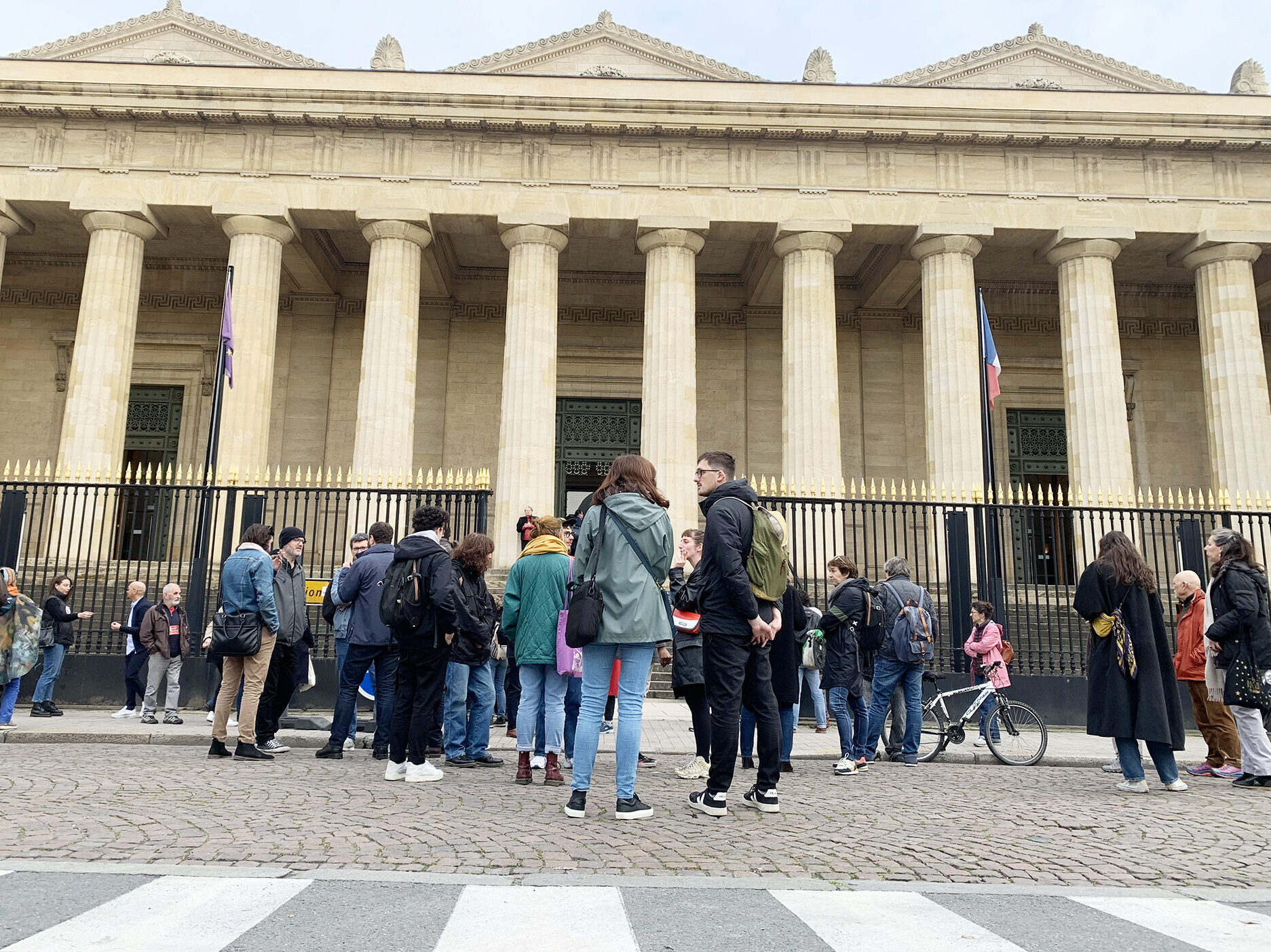 Le procès de cinq ex-rugbymen grenoblois pour le viol d’une étudiante s’ouvre à huis-clos à Bordeaux