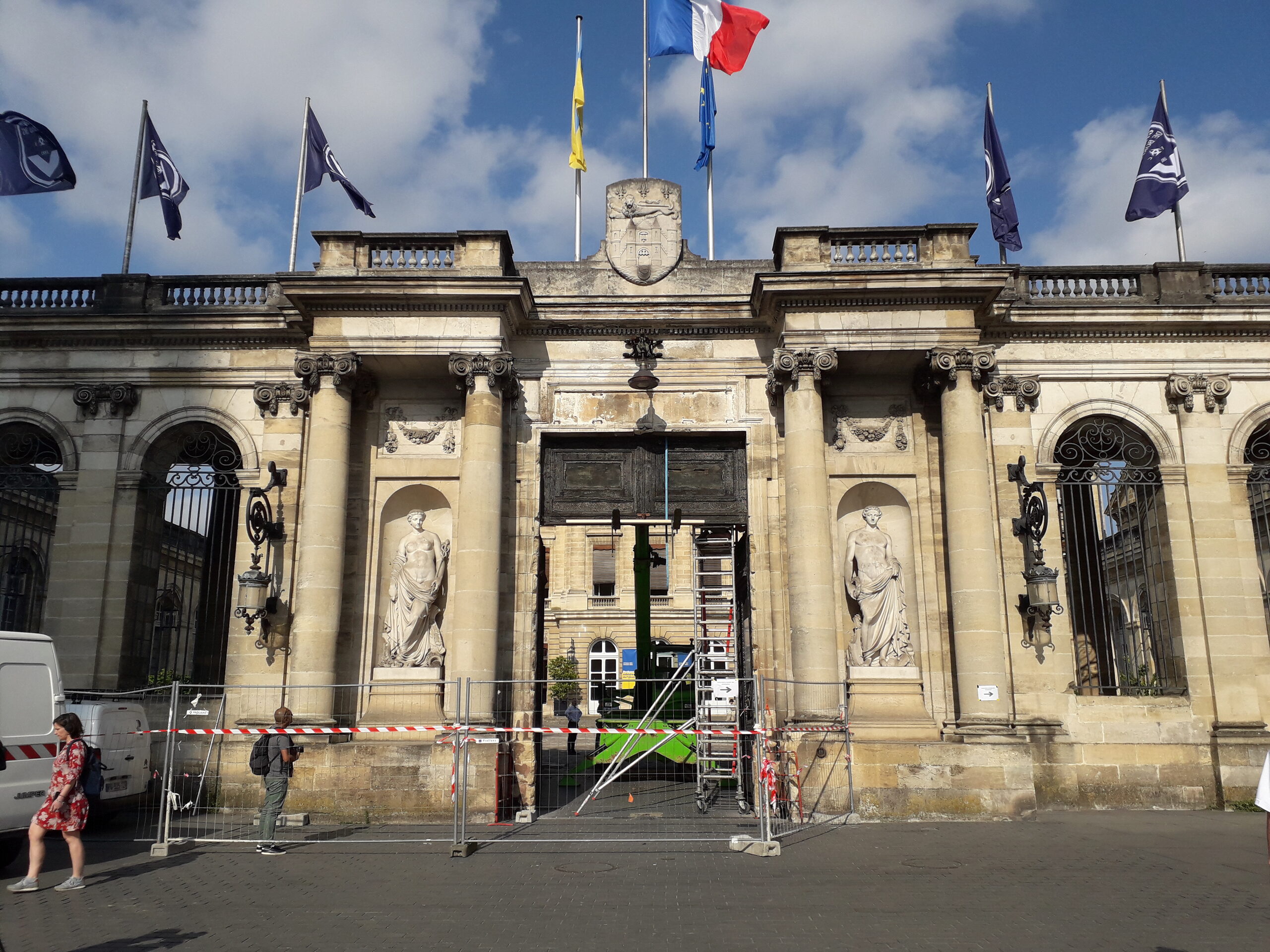 La porte brûlée de la mairie de Bordeaux remplacée temporairement