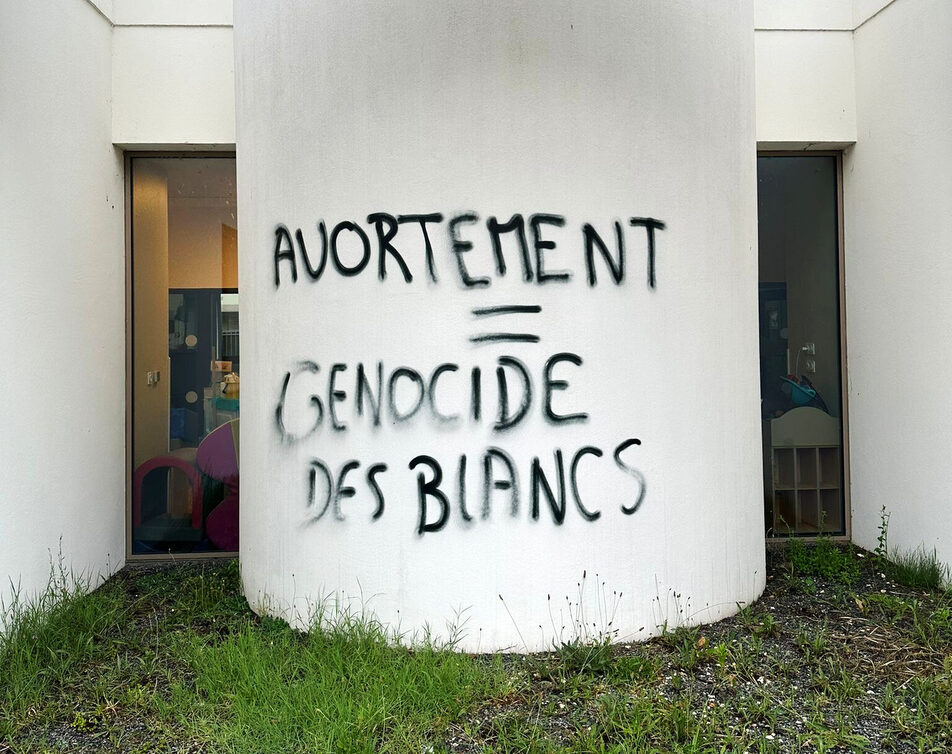 À Mérignac, la Maison de la petite enfance cible de tags anti-IVG et racistes