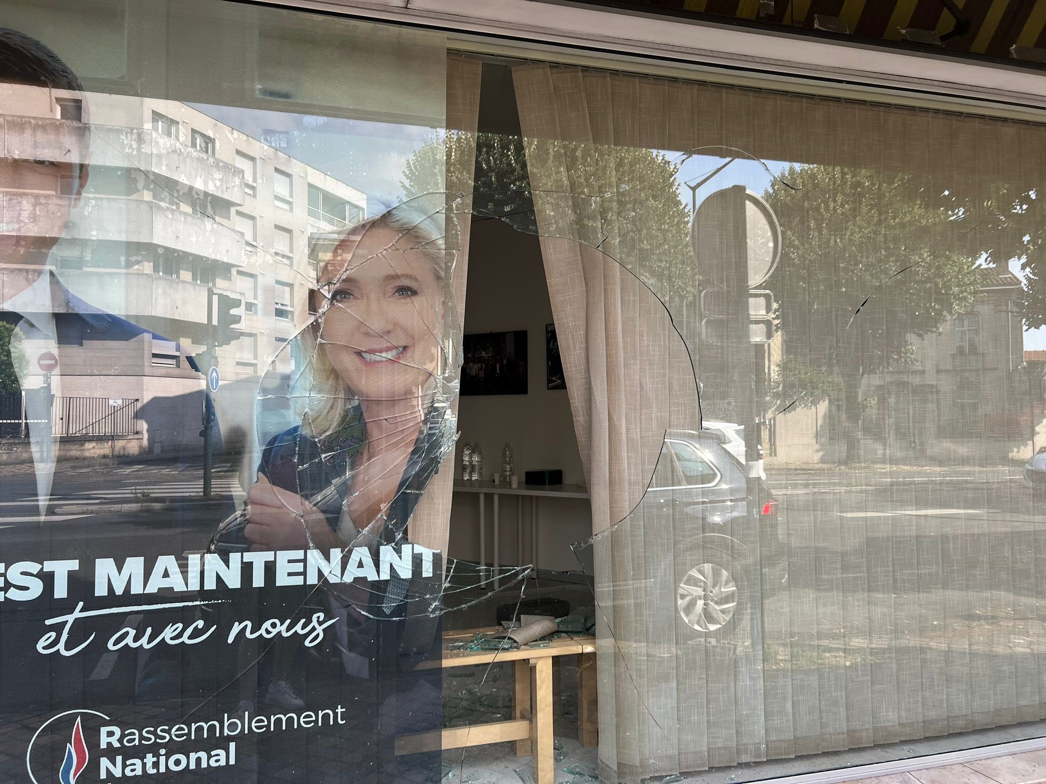 La vitrine de la permanence du Rassemblement national brisée à Bordeaux