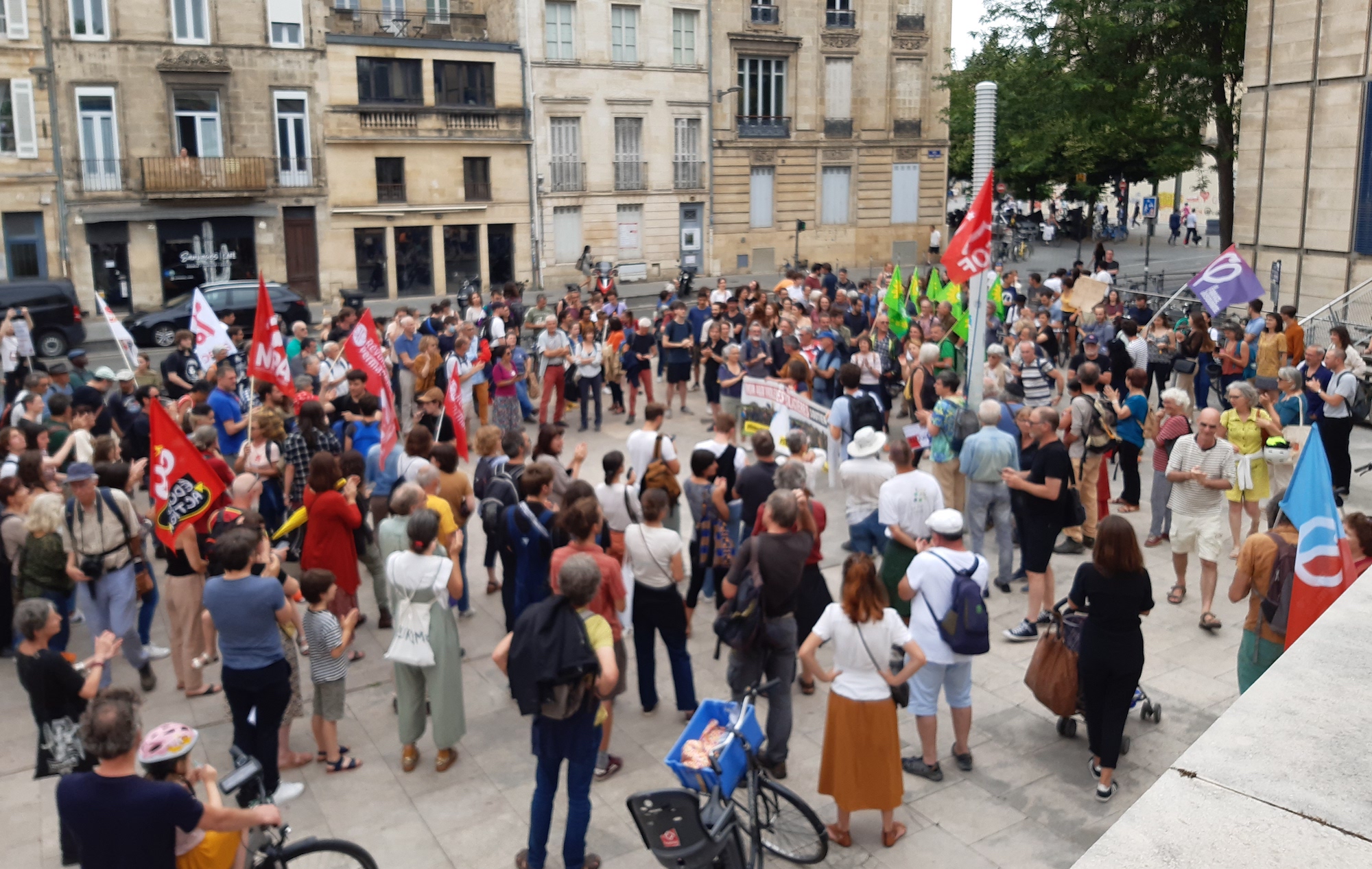 300 personnes mobilisées à Bordeaux contre la dissolution des Soulèvements de la terre