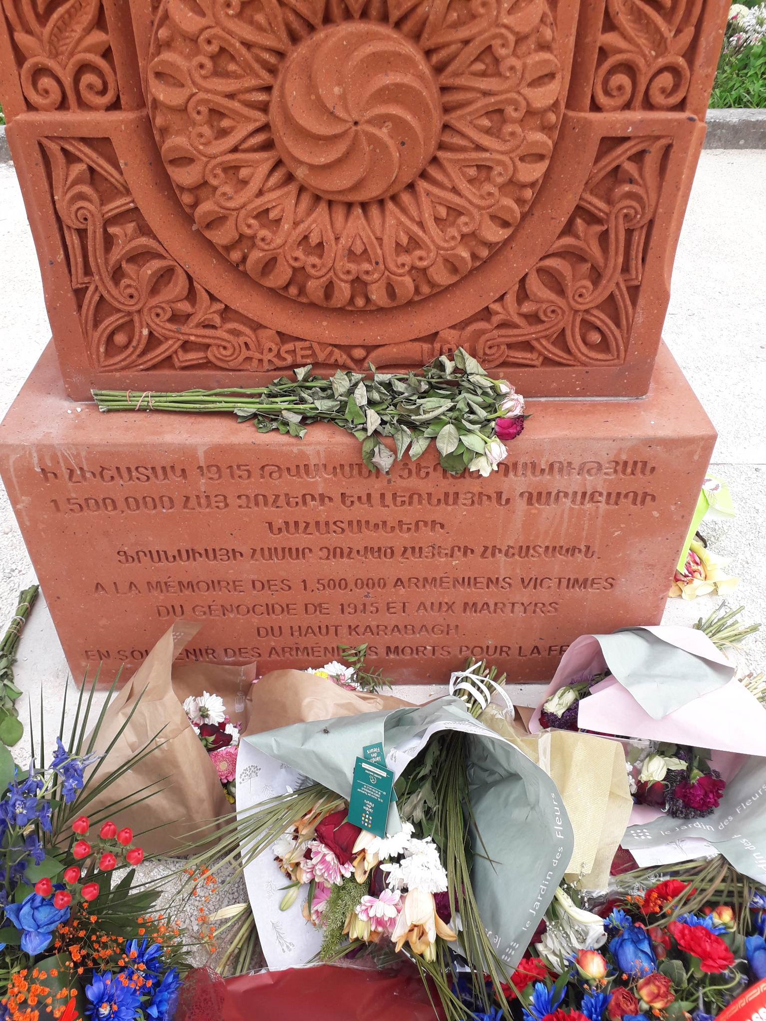 Un Khatchkar  en mémoire du génocide arménien à Bordeaux, qui ne suspendra pas le jumelage avec Bakou