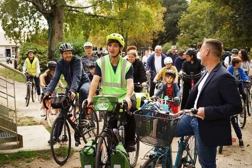 Il a parcouru 10 000 kilomètres à vélo pour sensibiliser des élèves au dérèglement climatique