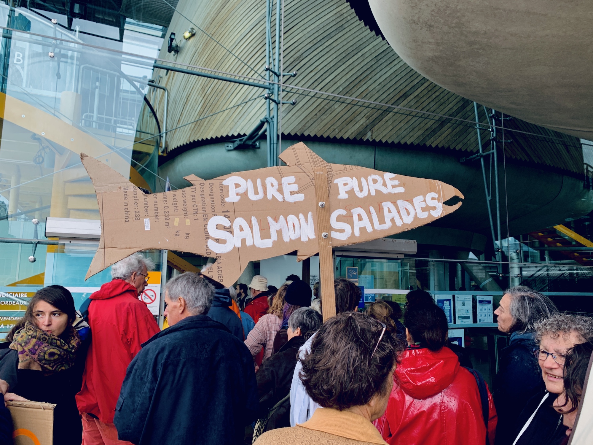 Élus et citoyens pour soutenir les opposantes au projet Pure Salmon avant leur procès en diffamation
