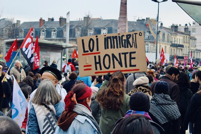« Pour l’accueil et la dignité de tous et toutes » : manifestation à Bordeaux contre la loi immigration