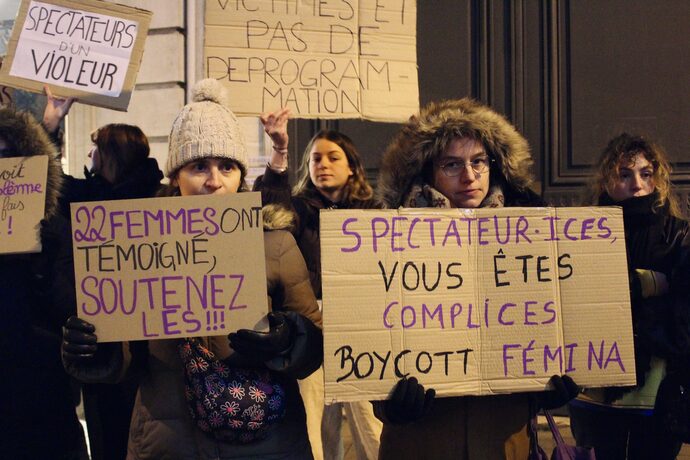 #MeTooStandUp : mobilisation féministe devant le Fémina le soir du spectacle de Seb Mellia