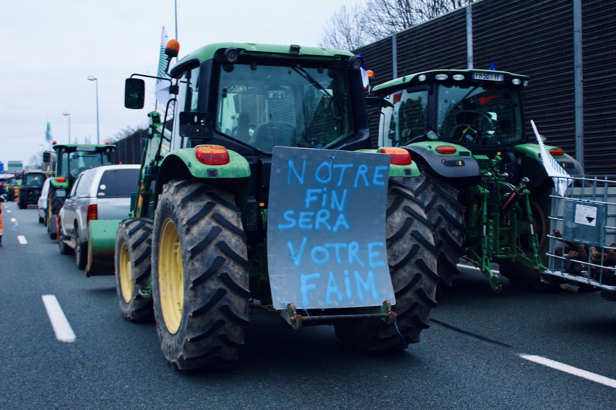 En rang dispersé, élus et syndicalistes locaux soutiennent la gronde des agriculteurs