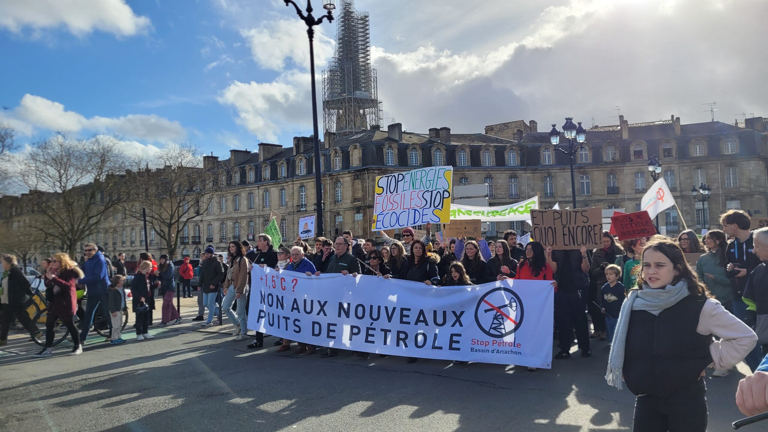 Plus d’un millier de manifestants à Bordeaux contre les forages pétroliers en Gironde