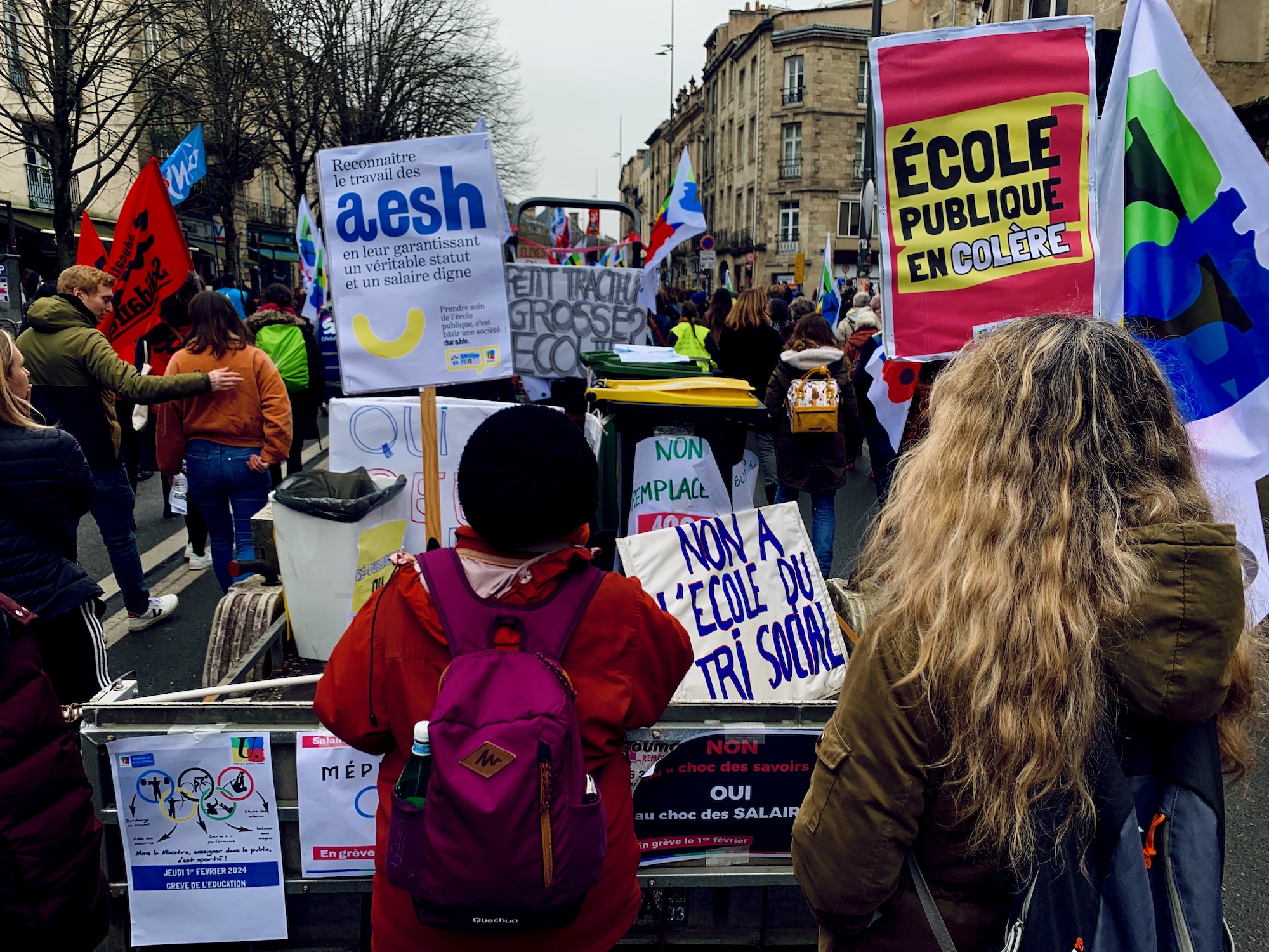 « Halte au mépris » : le monde de l’éducation dans la rue à Bordeaux