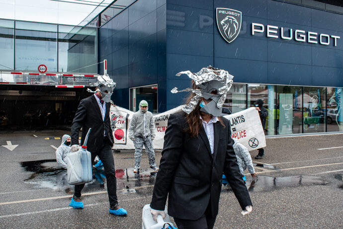 « Les SUV, ça pue » : Extinction Rebellion signe une action devant Peugeot au Bouscat