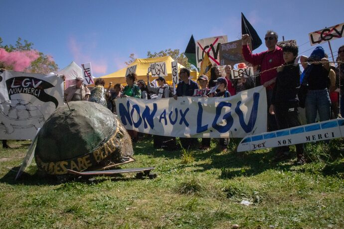 « Dans la joie et la révolte », les anti-LGV défilent à Cadaujac et occupent une ferme