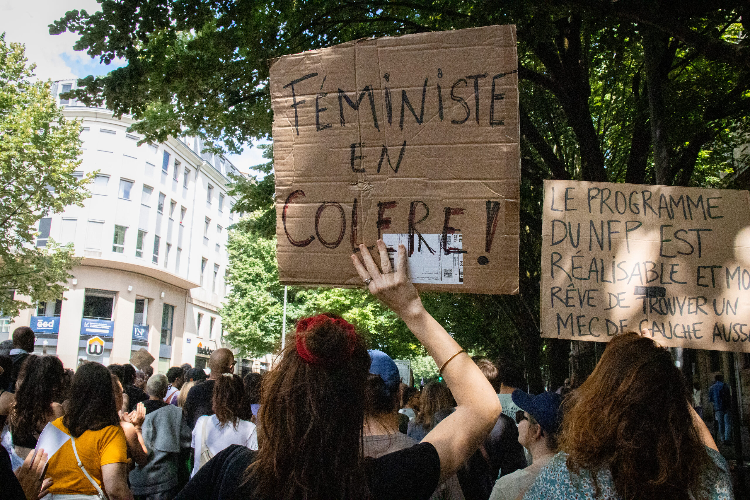 Plusieurs milliers de féministes contre l’extrême droite dans les rues de Bordeaux