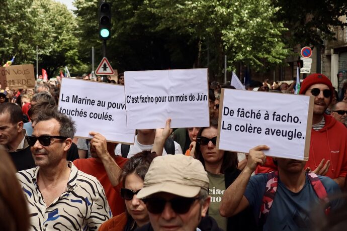 « L’heure est grave » : des milliers de personnes défilent contre le RN à Bordeaux