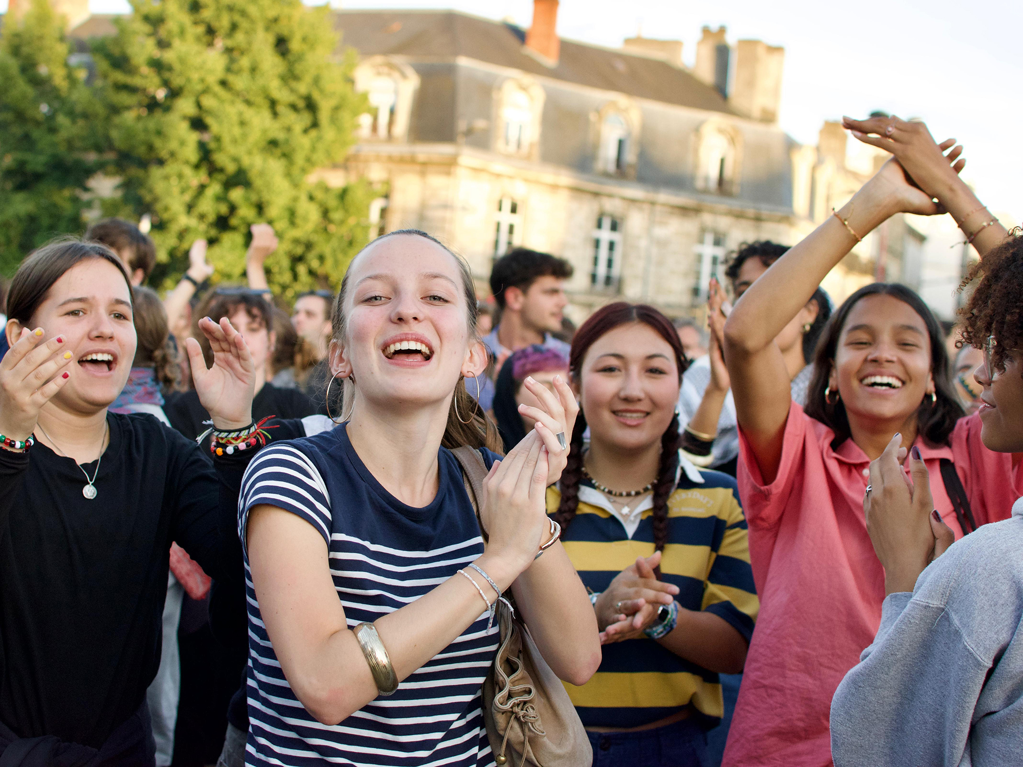 L’union de la gauche en tête, le RN troisième derrière Ensemble, manifestations de joie à Bordeaux