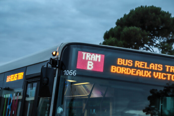 Dans le bus relais sur la ligne du tram B en travaux, les voyageurs rongent leur frein