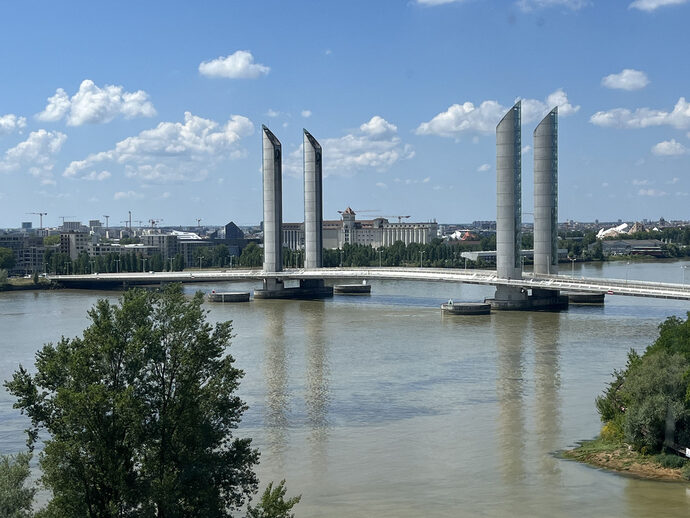 L’étrange disparition d’un homme tombé d’un jet-ski près du pont Chaban-Delmas à Bordeaux