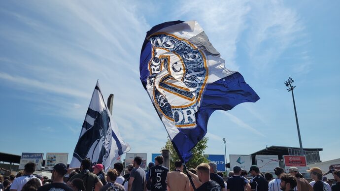 Accueil chaleureux des joueurs, étonnant match nul, et gros rassemblement à Lescure : la folle reprise des Girondins