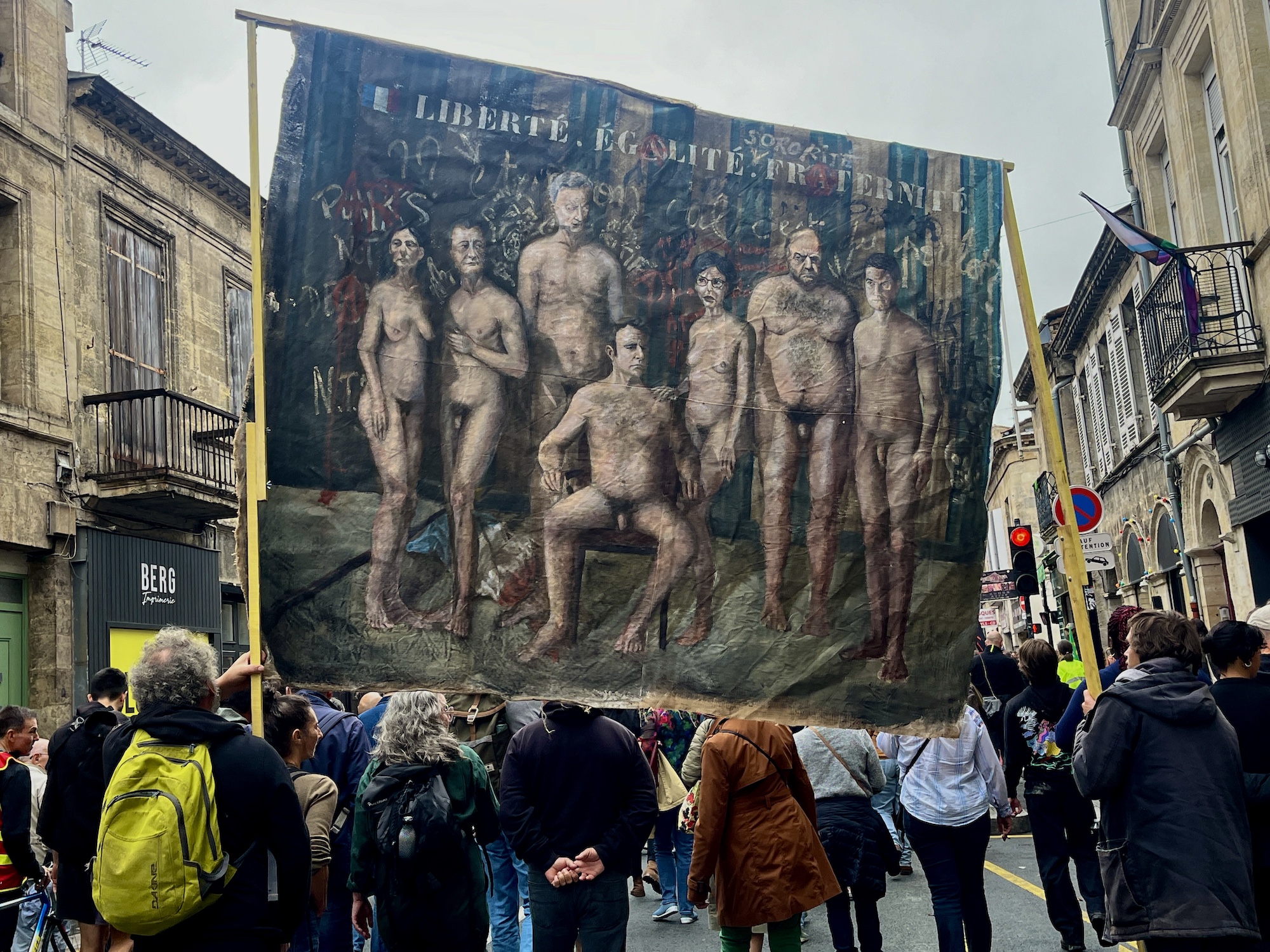 Quelle était cette toile brandie dans la manifestation du 7 septembre à Bordeaux ?