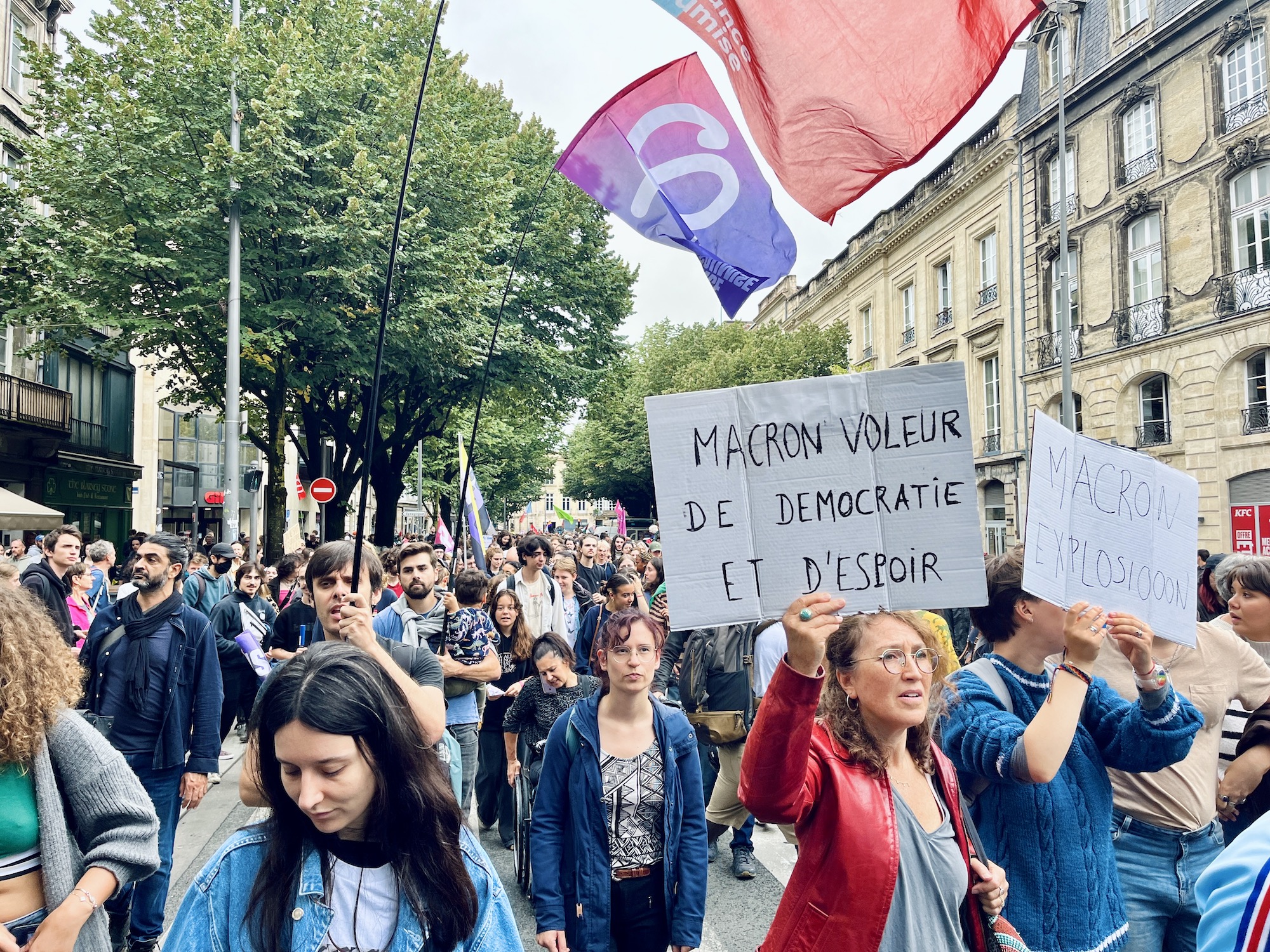 « À deux doigts de brûler ma carte d’électeur » : des milliers de manifestants à Bordeaux contre la nomination de Michel Barnier