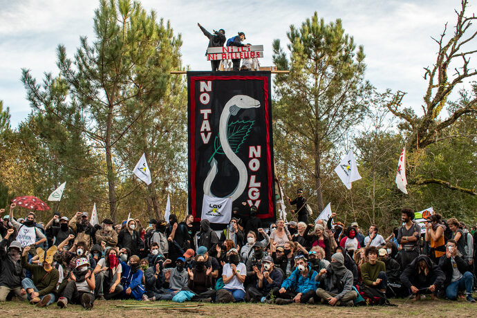 « Freinage d’urgence contre les LGV du Sud-Ouest » : une mobilisation festive malgré la pression policière