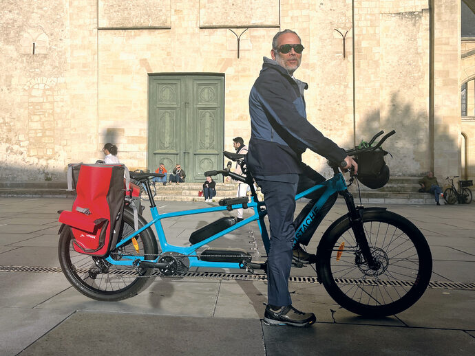 L’élu bordelais Laurent Guillemin fait une pause pour se rendre à vélo à la COP 29 en Azerbaïdjan