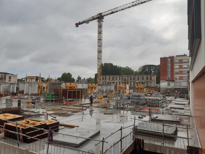 Lâché en rase campagne par le ministère des Armées, l’hôpital Bagatelle près de la débâcle