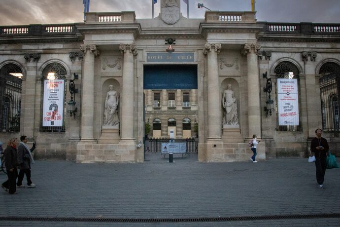 Contre les banderoles sur la mairie de Bordeaux, l’opposition déboutée en référé