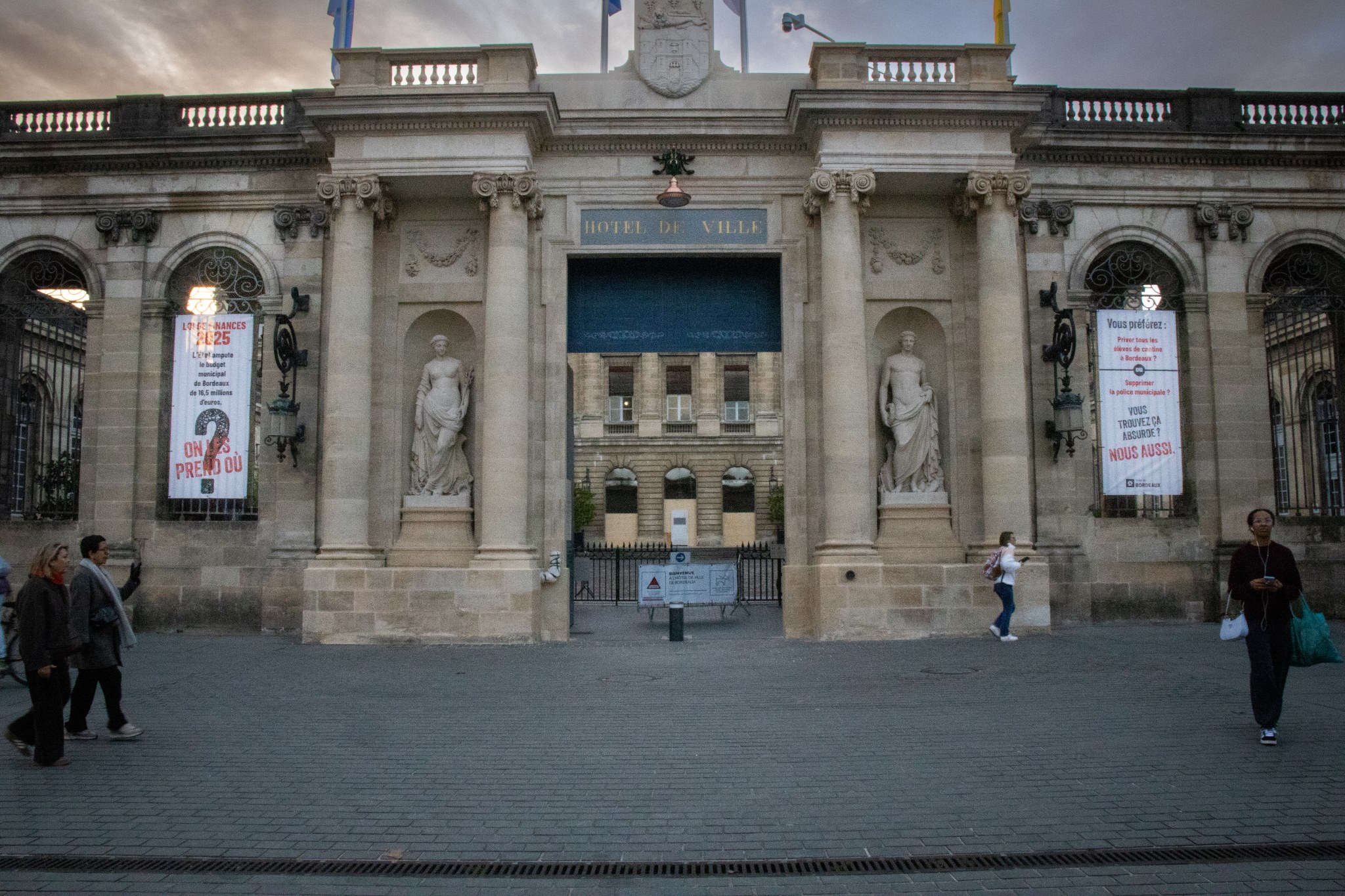 Contre les banderoles sur la mairie de Bordeaux, l’opposition déboutée en référé