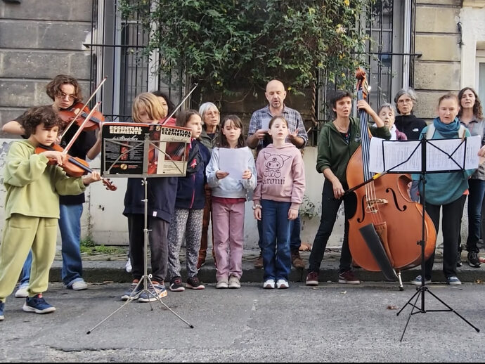 Un « Hymne à un toit » devant le Grand Théâtre pour les enfants scolarisés et mal logés