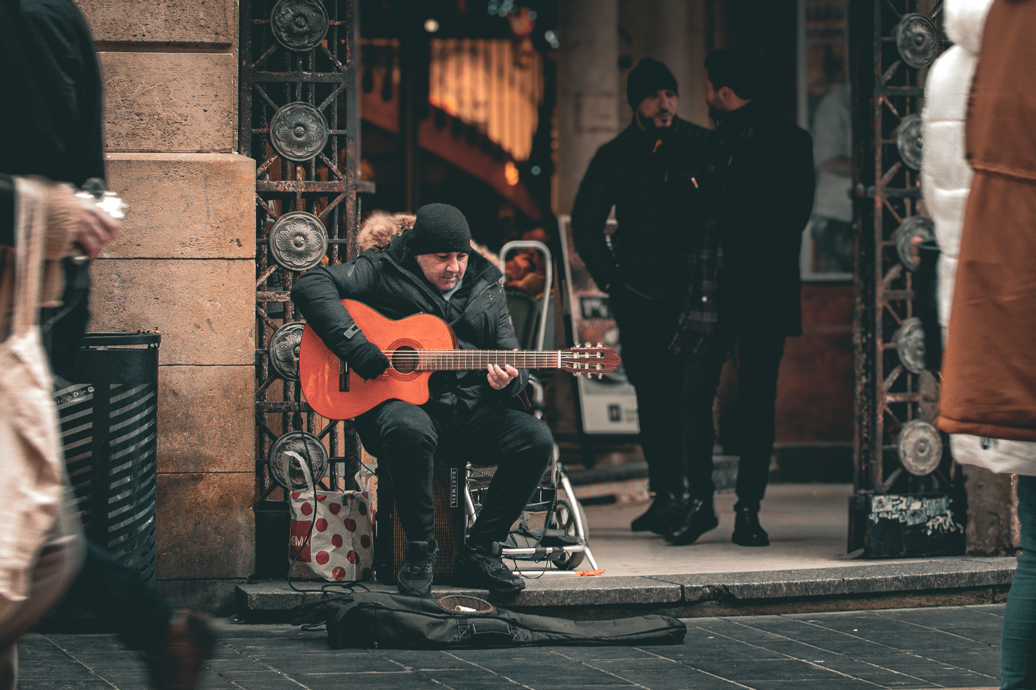 Liviu, guitariste de rue à Bordeaux, rêve d’un costume pour jouer dans les grands hôtels