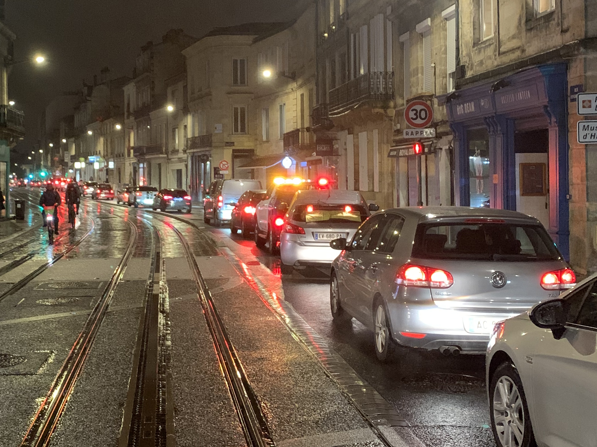 Bordeaux, ville la plus embouteillée de France, mais où les bouchons diminuent