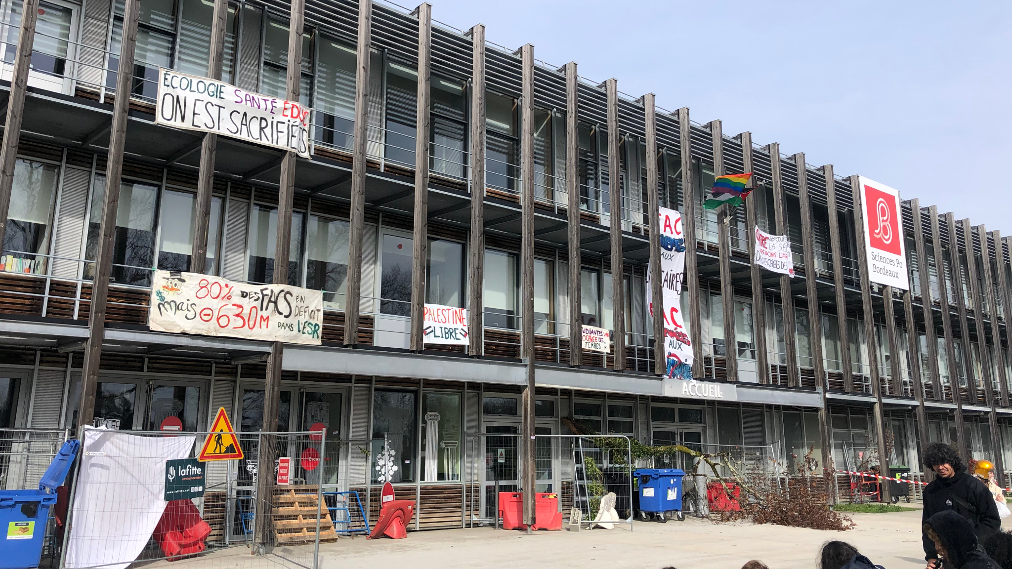 Les étudiants bloquent Sciences Po Bordeaux pour dénoncer l’austérité à l’université