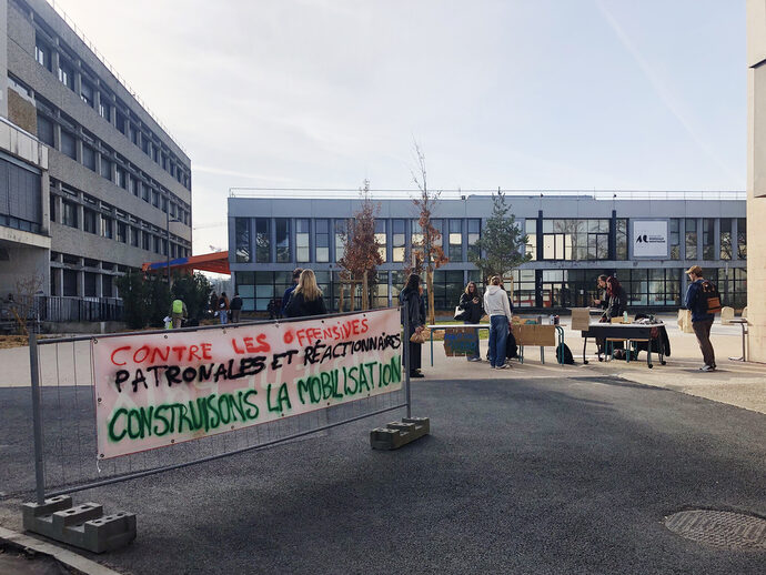 Blocage de l’université Bordeaux Montaigne « contre la sélection, l’extrême droite et l’austérité »