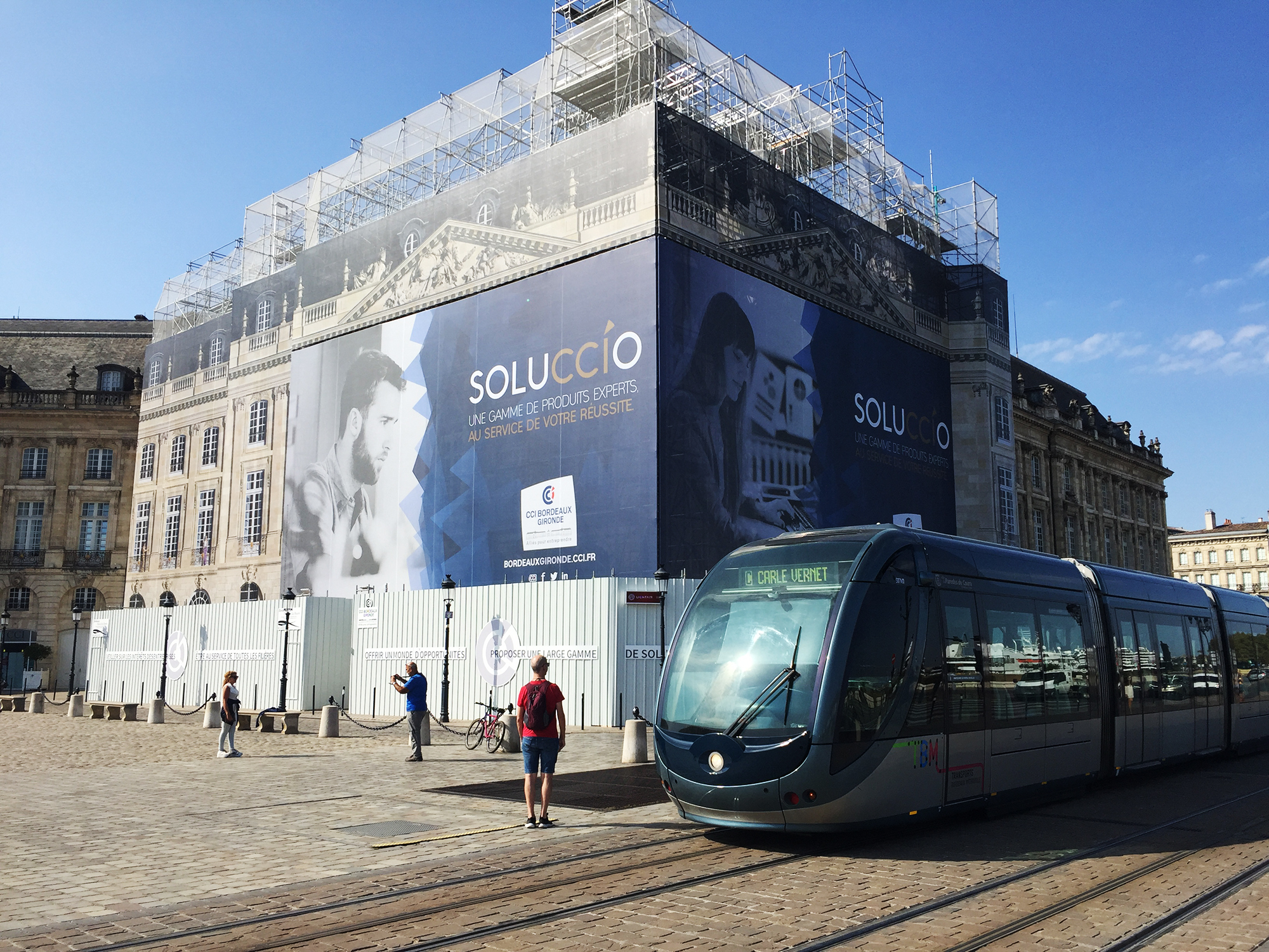 Deux activistes d’Extinction Rebellion jugés pour des décrochages d’affiches publicitaires à Bordeaux