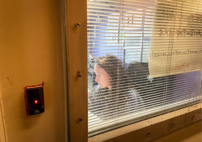 Intervenante de la Cimade apportant un soutien juridique et humain à une personne retenue au Centre de Rétention Administrative de Mériadeck.