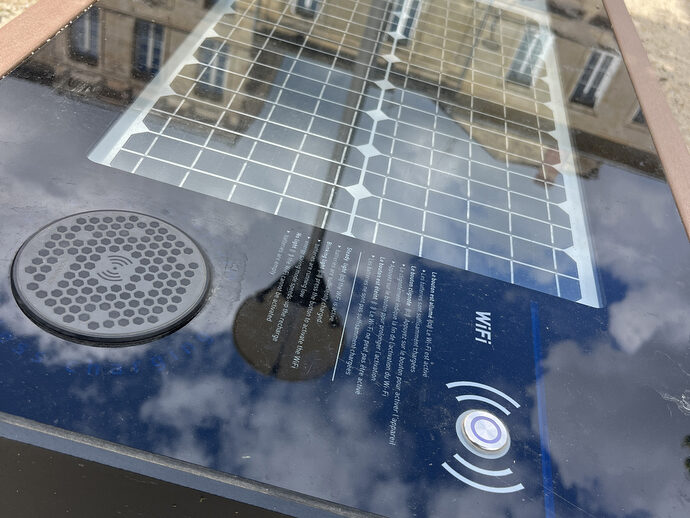 Des bancs solaires pour wifi et recharge de téléphones voient le jour à Bordeaux
