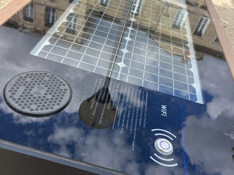 Des bancs solaires pour wifi et recharge de téléphones voient le jour à Bordeaux