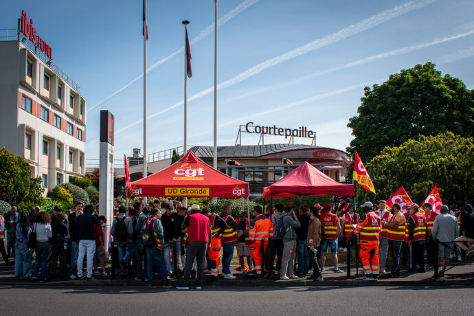 Groupe d’environ 50 salariés et soutiens de Cerexagri mobilisés devant l’hôtel Ibis Bordeaux Grand Lac lors de la réunion du CSE sur le plan de sauvegarde de l’emploi (PSE).