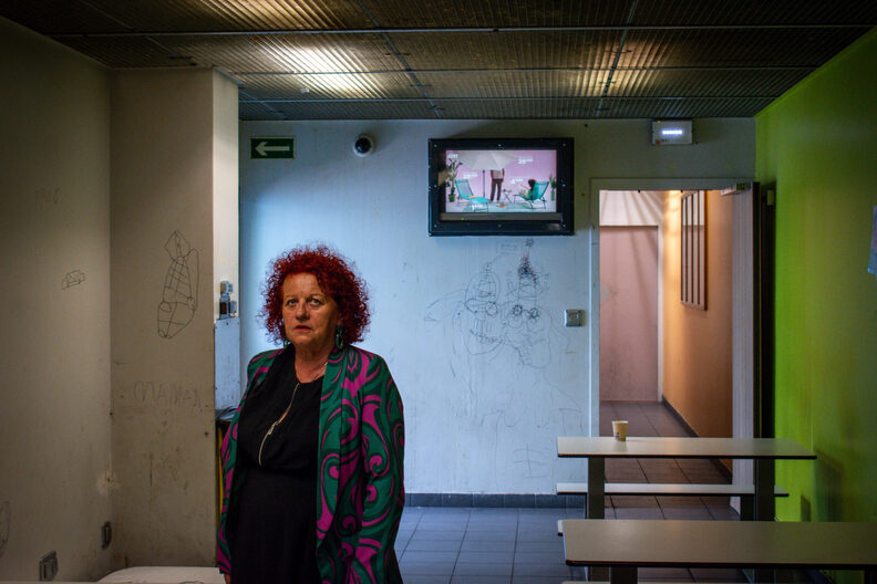 Monique de Marco dans la salle commune du CRA de Mériadeck. (SC/Rue89 Bordeaux)