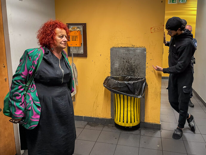 La sénatrice Monique De Marco échange avec un retenu au sein du CRA de Mériadeck. Autour d’eux, les murs fissurés et couverts de graffitis témoignent de la dégradation avancée des locaux.