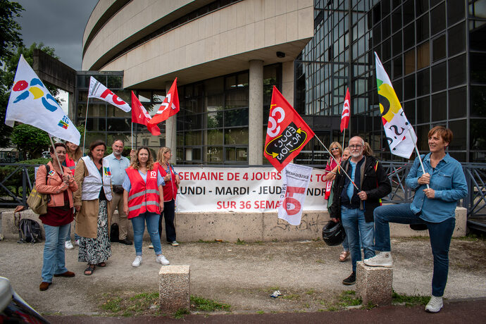 Une quinzaine d’enseignants mobilisés devant les locaux de la DSDEN 33 à Bordeaux, soutenus par les syndicats CGT Éduc’action et Snes-FSU, pour réclamer un retour à la semaine de 4 jours dans les écoles primaires de Bègles, Lormont et Mérignac.