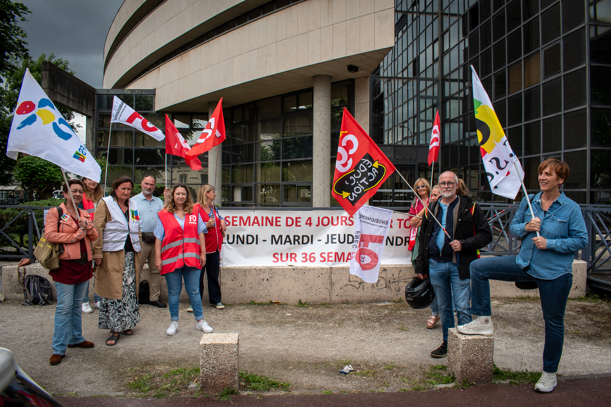 Une quinzaine d’enseignants mobilisés devant les locaux de la DSDEN 33 à Bordeaux, soutenus par les syndicats CGT Éduc’action et Snes-FSU, pour réclamer un retour à la semaine de 4 jours dans les écoles primaires de Bègles, Lormont et Mérignac.