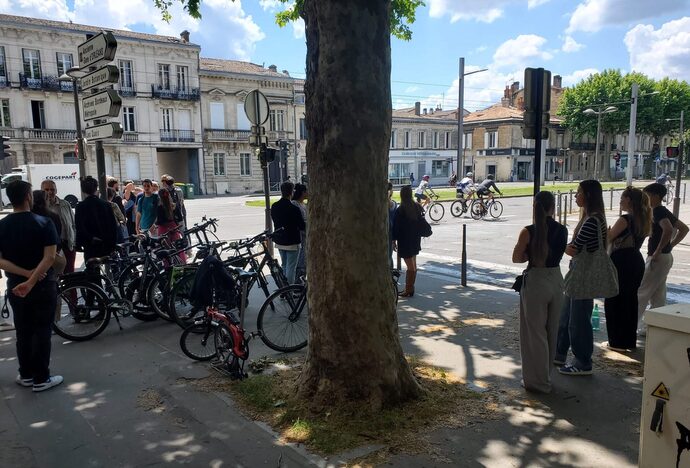 Après la mort d’une jeune femme à trottinette, la sécurisation des mobilités douces en question à Bordeaux