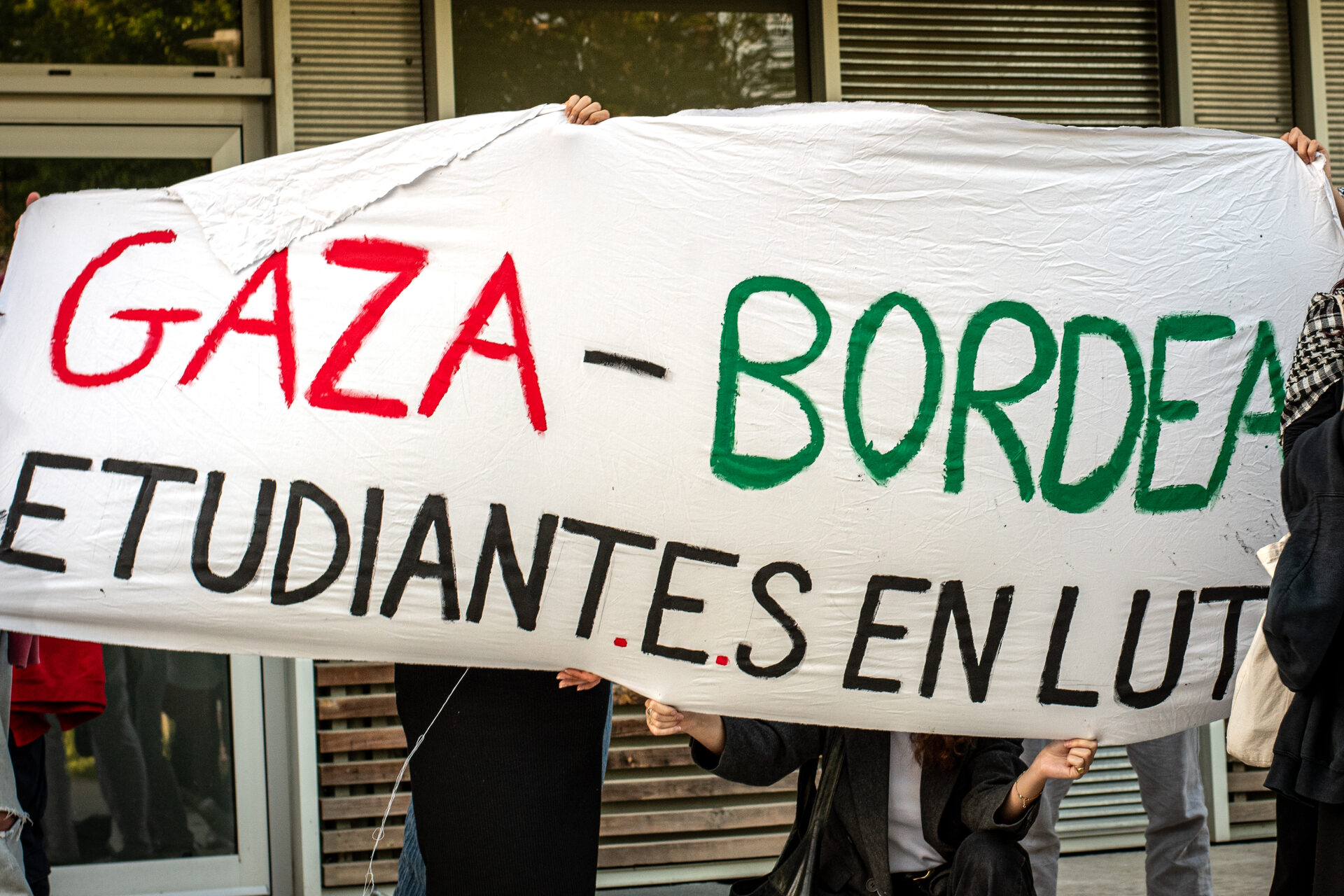 [Archive] Des étudiants de Sciences Po Bordeaux, en lutte sur leur campus pour la cause palestinienne. (SC/Rue89 Bordeaux)