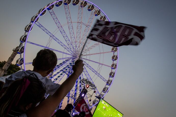 En images : De la fête à la défaite, les supporters girondins aux Quinconces pour la finale UBB-Toulouse
