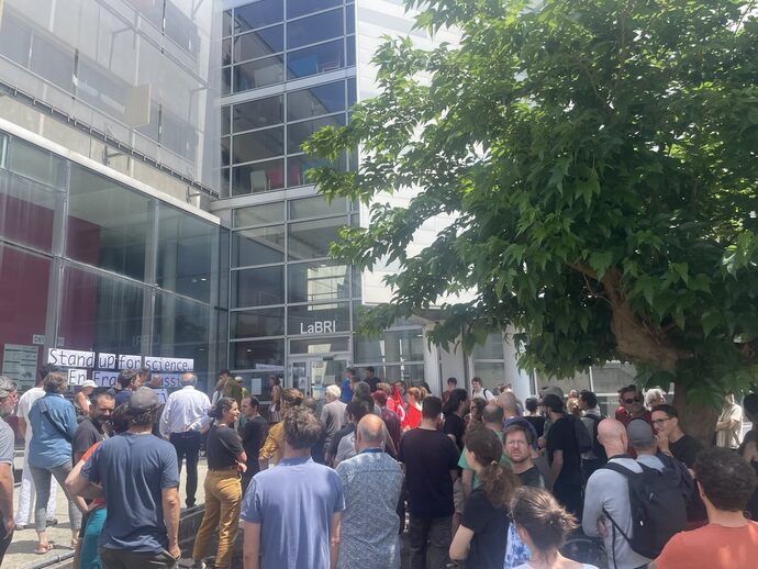 Une centaine de personnes à l’université de Bordeaux dénoncent « un filtrage politique croissant de la recherche »