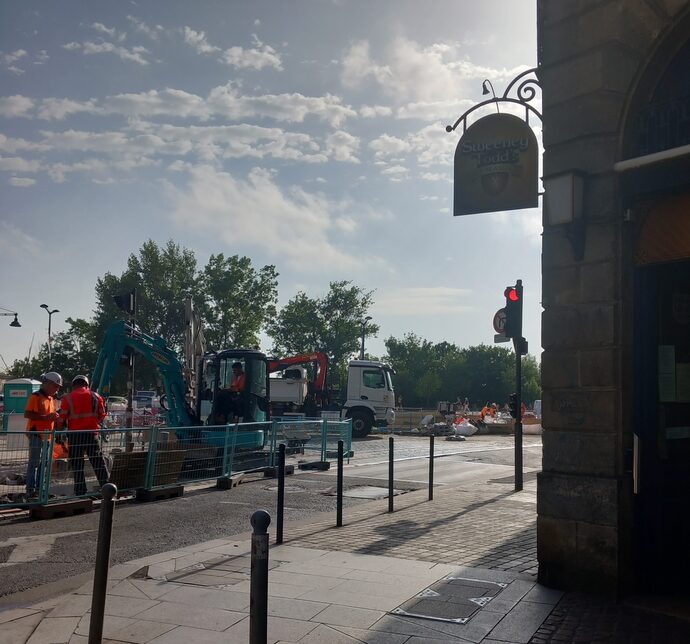 Sur les quais de Bordeaux, les commerçants subissent les travaux du tram et le silence de la Métropole
