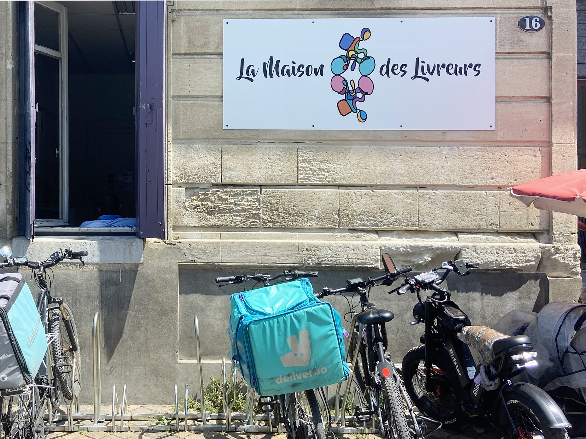 40°C et toujours en selle : les livreurs bordelais en première ligne dans la fournaise