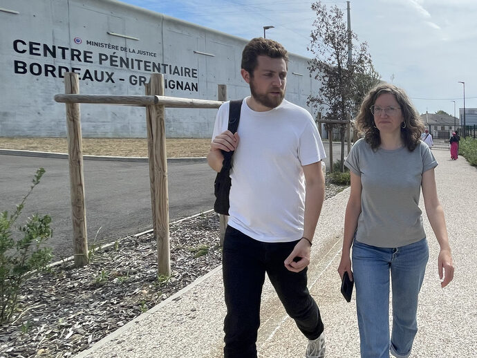 L’eurodéputée Marie Toussaint à la prison de Gradignan, où la surpopulation met tout le monde à cran