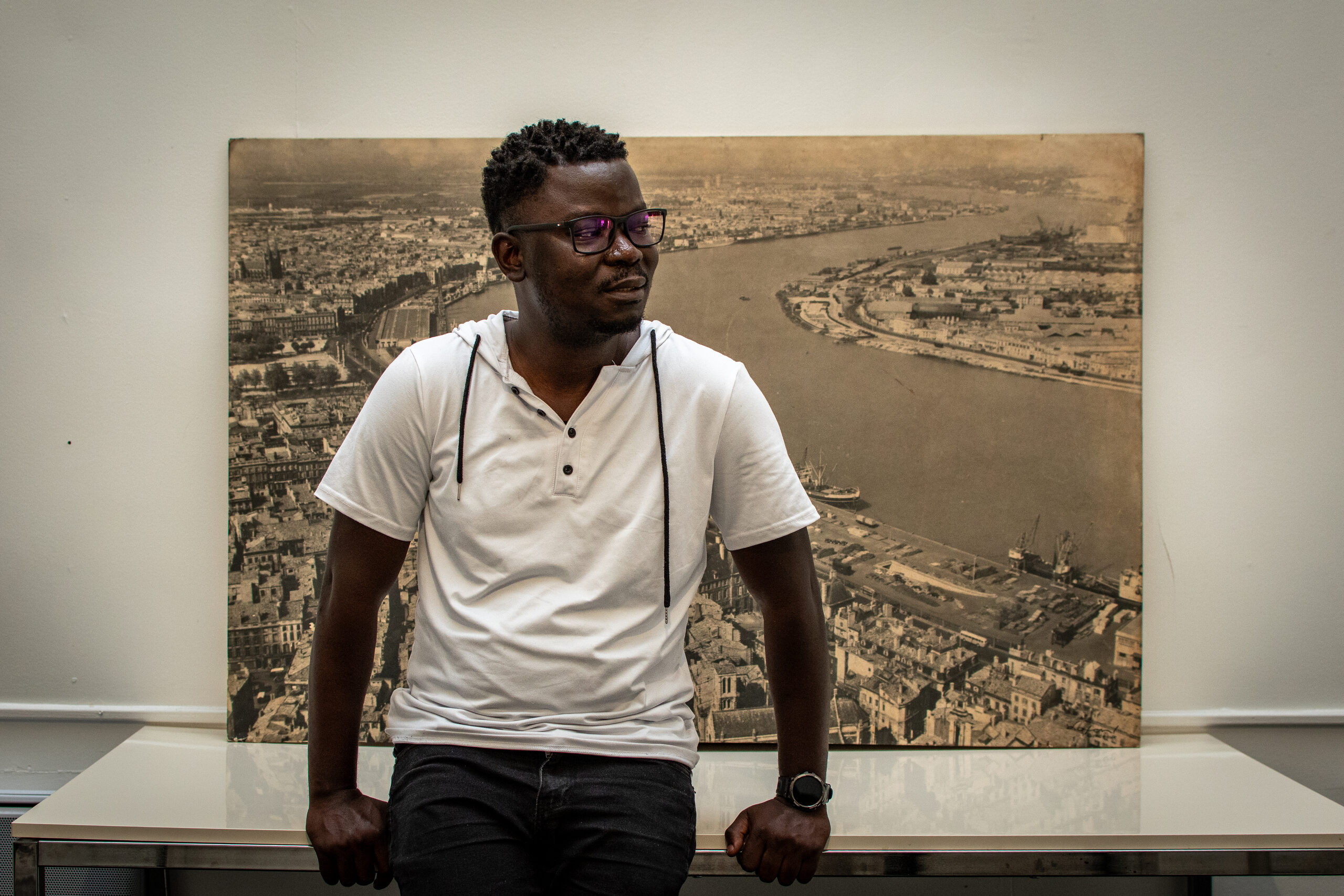 Portrait de Grâce à Dieu Daoua, parti en exil de Bangui à Bordeaux après des menaces liées à son engagement artistique. (SC/Rue89 Bordeaux)